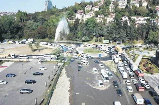 İBB'nin rezilliği bitmek bilmiyor! Bahçeşehir'de patlayan İSKİ borusu hayatı felç etti