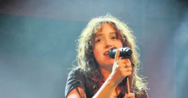 Şarkıcı Zeynep Bastık "Felaket" şarkısına bis yaptı