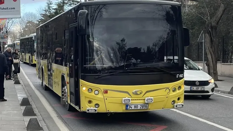 iettye-bagli-ozel-halk-otobusu-sahipleri-ibb-binasi-onunde-protesto-gosterisi-duzenledi-araclarimiz-soforlerim-1715788670567.jpeg İETT'ye bağlı özel halk otobüsü sahipleri İBB binası önünde protesto gösterisi düzenledi: Araçlarımız, şoförlerimiz çalışamayacak durumda-4