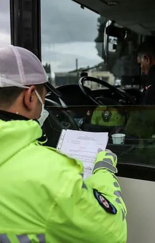 Son dakika: İstanbul'un giriş ve çıkışında koronavirüs denetimi devam ediyor! Polis tek tek durdurdu