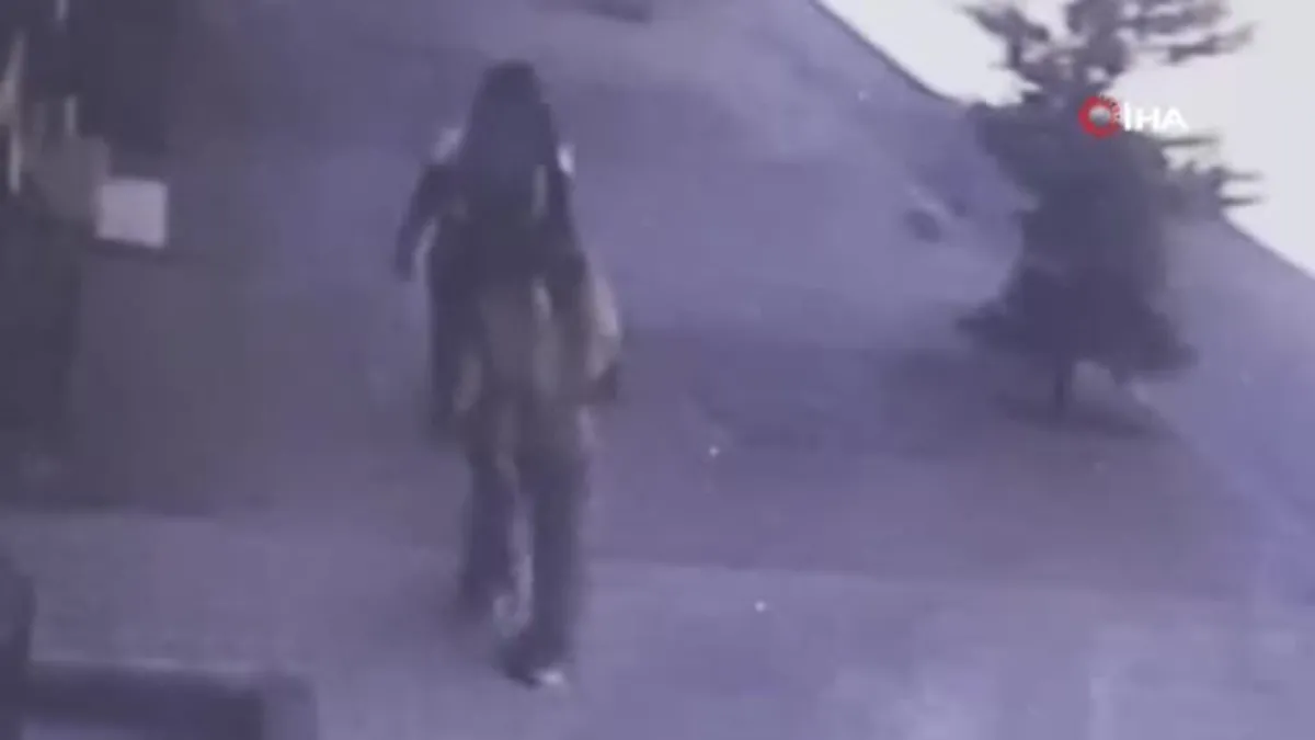 Arnavutköy’de yeni evli çiftin evine girerek 150 bin TL’lik altın çaldılar