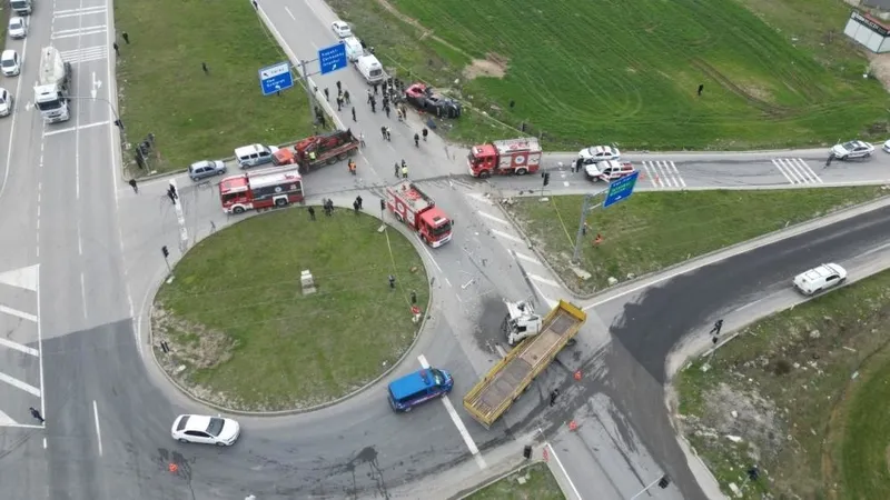 tekirdagda-katliam-gibi-kaza-tir-ile-minibus-carpisti-cok-sayida-olu-ve-yarali-var-1711017614708.jpeg Tekirdağ'da katliam gibi kaza| TIR ile minibüs çarpıştı! Çok sayıda ölü ve yaralı var! O anlar anbean kaydedildi-5