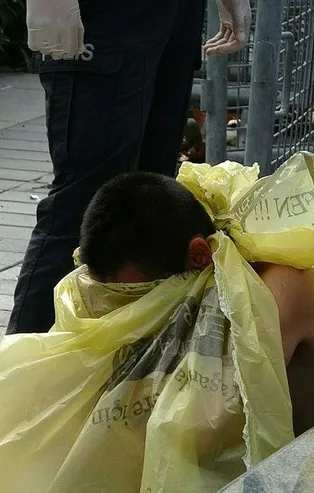 Taksim Meydanı'nda çıplak kadın şoku