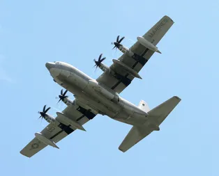 ABD’de askeri uçak düştü! Onlarca kişi öldü