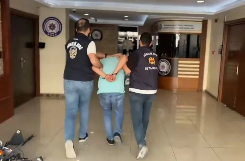 metroda-suriyeli-cocugu-doven-saldirgan-tutuklandi-1725023159453.jpg Metroda Suriyeli çocuğu döven saldırgan tutuklandı-3