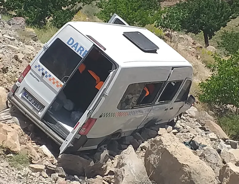 Yolcu minibüsü devrildi! Çok sayıda yaralı var
