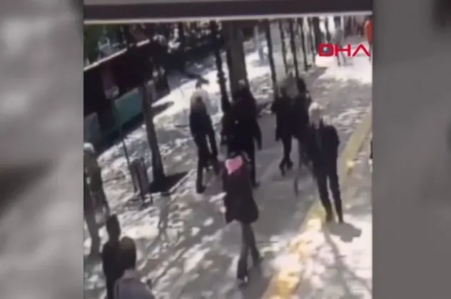 Kaldırımda yürürken başına ağaç dalı düştü
