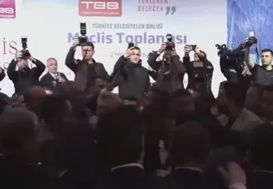 tbb-seciminde-gerilim-yolsuzluk-tutuklusu-ekrem-imamoglunun-mektubunu-okumak-isteyince-ortalik-karisti-1777723217690.jpeg TBB seçiminde gerilim: Yolsuzluk tutuklusu Ekrem İmamoğlu'nun mektubunu okumak isteyince ortalık karıştı | Vahap Seçer TBB Başkanı seçildi-4