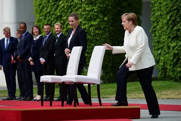 Almanya Başbakanı Angela Merkel'in titremelerine sandalyeli çözüm-3