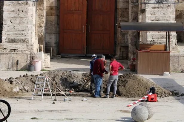 Sivas'ta tarihi medresenin altında 'gizli geçitler' bulundu! Haberi alan oraya koştu-1