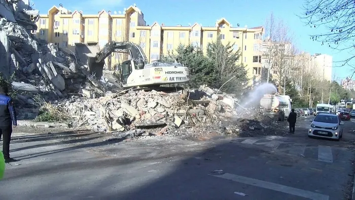 esenyurtta-korku-dolu-anlar-bina-yikildi-o-anlar-kamerada-1703509086898.jpeg Esenyurt'ta korku dolu anlar: Bina yıkıldı | O anlar kamerada-1