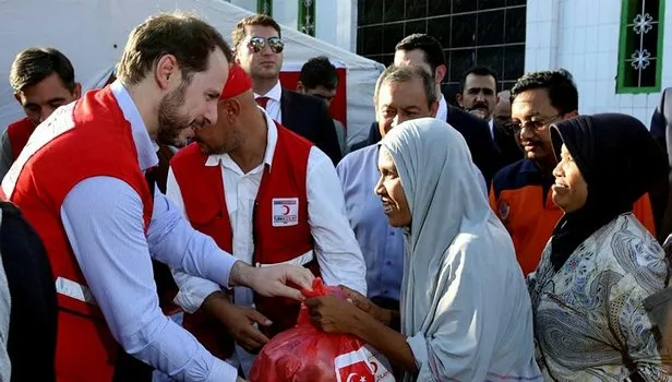 Bakan Albayrak Kızılay ile birlikte Endonezya'da yardım dağıttı