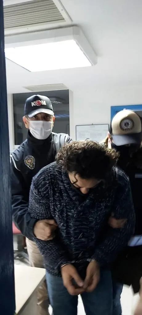 son-dakika-kktcde-yakalanan-fetocu-ahmet-yigit-turkiyeye-getirildi-1611828858755.jpeg SON DAKİKA: KKTC'de yakalanan FETÖ'cü Ahmet Yiğit Türkiye'ye getirildi-3