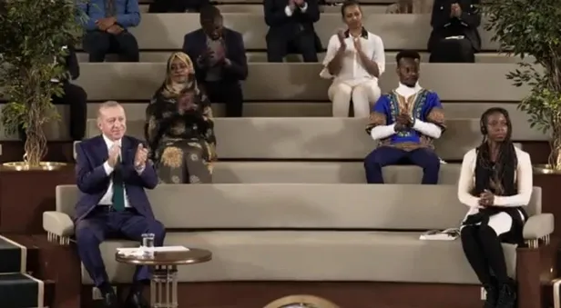baskan-erdogan-cumhurbaskanligi-millet-kutuphanesinde-afrikali-genclerle-bulustu-1639758830591.jpeg