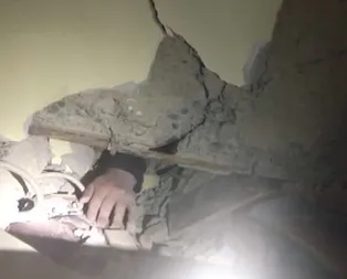 Enkaz altındaki Azize Çelike ulaşılma anı kameralara yansıdı! İşte o anlar...