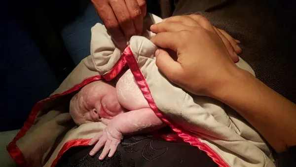 afgan-bebek-thynin-tahliye-ucusunda-yerden-10000-metre-yukseklikte-dunyaya-geldi-1630159067984.jpg Afgan bebek, THY'nin tahliye uçuşunda yerden 10.000 metre yükseklikte dünyaya geldi-2