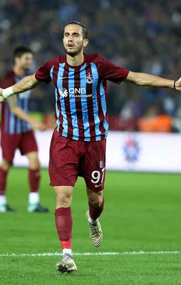 Devler onun peşinde