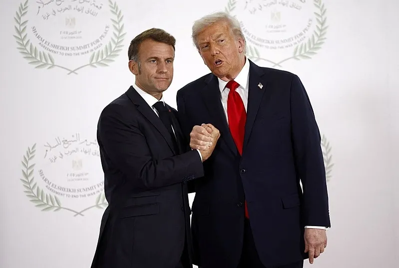Trump ile Macron’dan Mısır’da bilek güreşi
