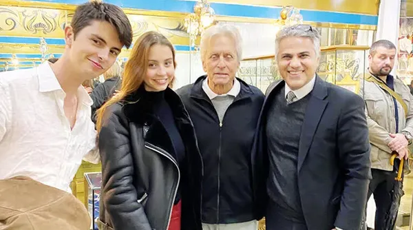 kapalicarsida-bill-clinton-baba-ogul-bush-demi-moore-bruce-willis-ben-affleck-gibi-isimlere-hali-satan-hakan-e-1658902688147.jpg Kapalıçarşı'da Bill Clinton baba-oğul Bush Demi Moore, Bruce Willis, Ben Affleck gibi isimlere halı satan Hakan Evin saldırıya uğradı-5