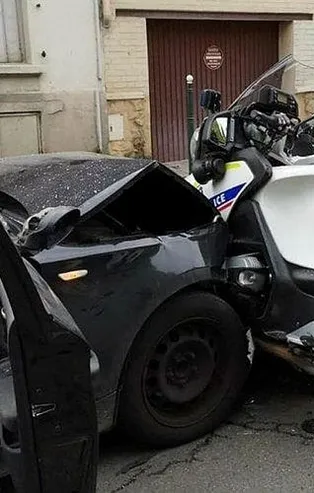 Son dakika: Fransa'da iki polise saldırı