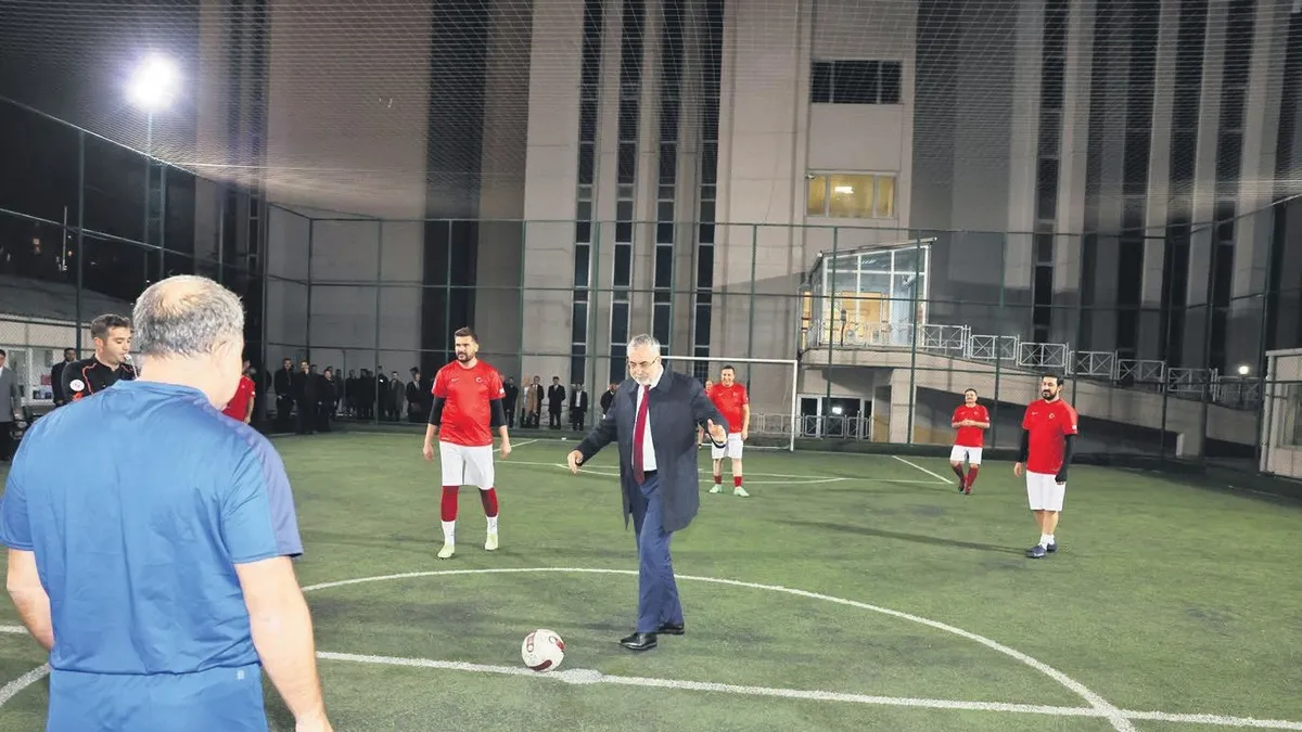 Çalışma hayatının tarafları futbol turnuvasında bir araya geldi! İlk vuruşu Bakan Işıkhan yaptı