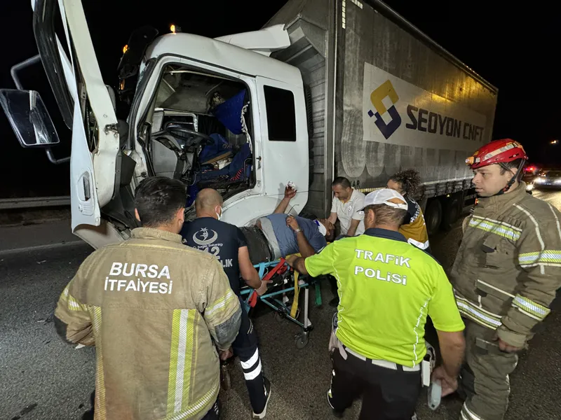 Bursa'da kamyon TIR'a çarptı! Trafiği kilitleyen kaza-2