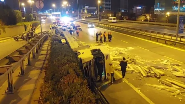 maltepede-mermer-yuklu-tir-d-100-karayoluna-uctu-1-yarali-1680577983357.jpg Maltepe'de mermer yüklü tır D-100 karayoluna uçtu: 1 yaralı-3