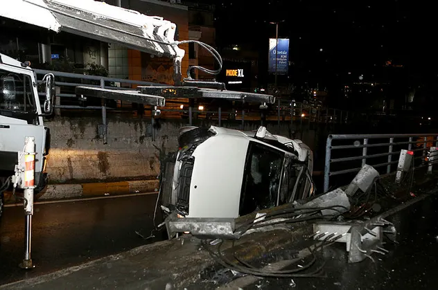 Beyoğlu'nda feci kaza! Otomobil takla attı: 3 yaralı