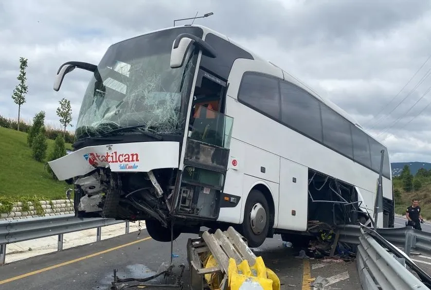 Ümraniye’de yolcu otobüsü refüje çıktı