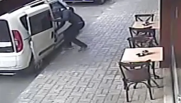 Bayrampaşa'da akıllara durgunluk veren hırsızlık! Park halindeki aracın kapılarını çaldılar