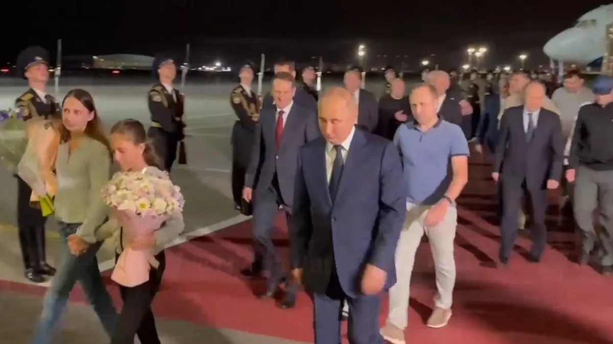 Putin esir takasında serbest bırakılan Rus esirleri havalimanında karşıladı!