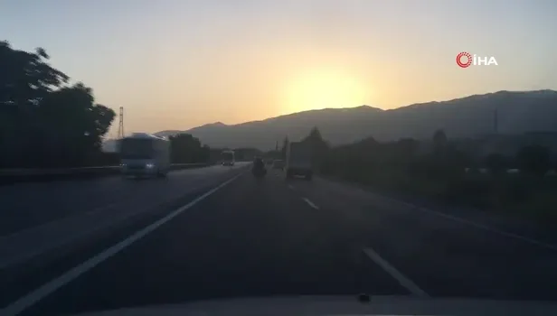 Motosiklet üzerindeki tehlikeli yolculuk yürekleri ağızlara getirdi