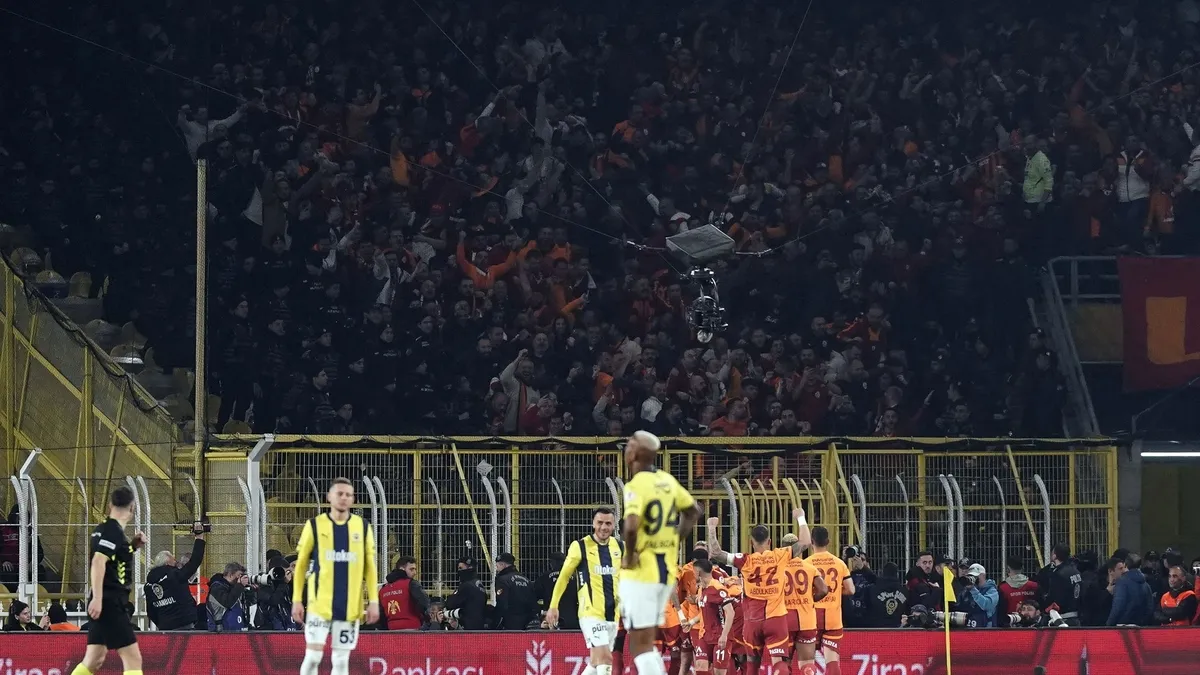 Fenerbahçe - Galatasaray derbisi sonası flaş yorum! Özel bir çaresiz