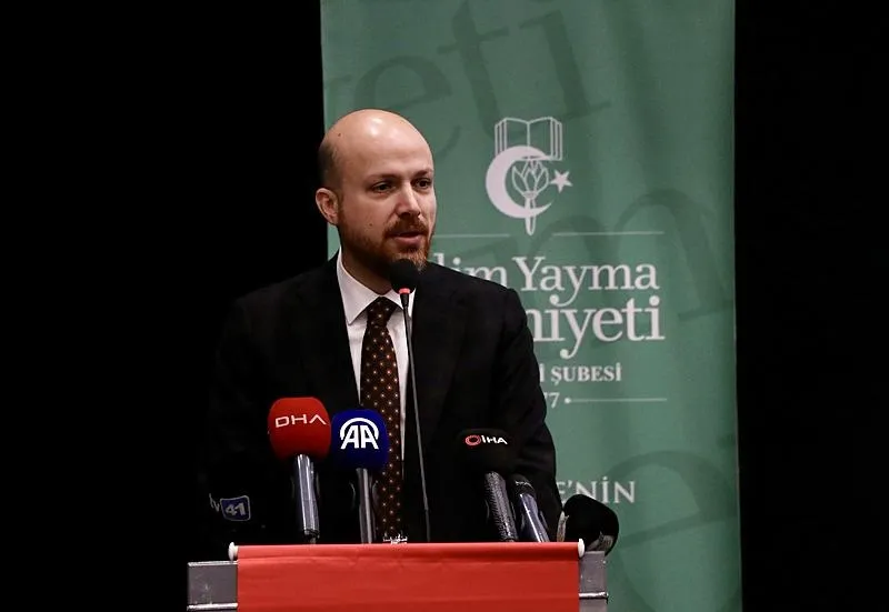 İlim Yayma Vakfı Mütevelli Heyeti Başkanı Bilal Erdoğan, İlim Yayma Cemiyeti Kocaeli Şubesi Olağan Genel Kurulu'nda konuştu. (AA)