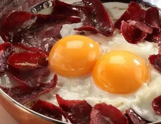 Geçmişten günümüze gelen lezzet: Pastırmalı yumurta tarifi