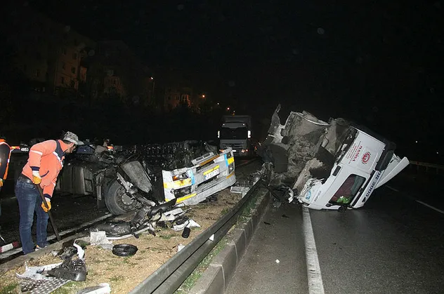 Manisa'da kontrolden çıkan tır kaza yaptı! İkiye bölündü
