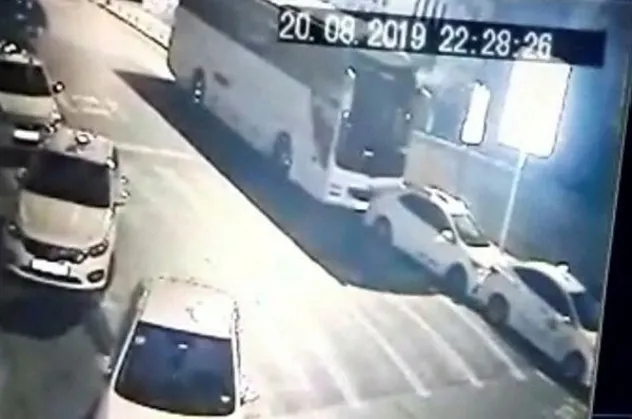 Üsküdar'da freni boşalan park halindeki otobüs üç aracı ezdi