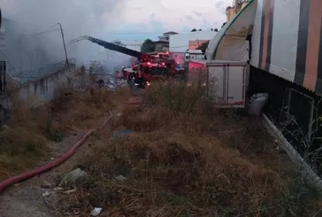 Ataşehir'de iş yeri yangını! Dumanlar bir anda etrafı sardı