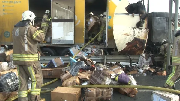 Arnavutköy'de kargo yüklü kamyon alev alev yandı!-3