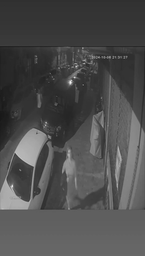 Tacizcinin, kadını takip ettiği anlar güvenlik kamerasına yansıdı (DHA)