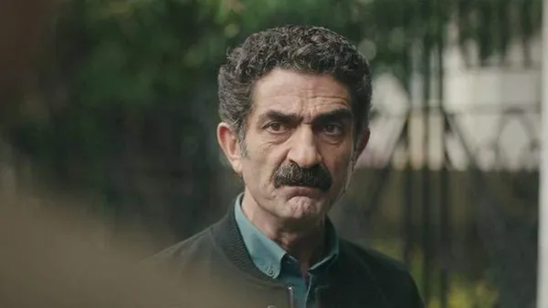 firuze-yuzugu-cikardi-ben-bu-cihana-sigmazam-2-bolum-fragmani-yayinlandi-onurlu-bir-adam-olarak-cekip-gitme-va-1663702832554.jpg Firuze yüzüğü çıkardı! Ben Bu Cihana Sığmazam 2. bölüm fragmanı yayınlandı: “Onurlu bir adam olarak çekip gitme vakti...”-4