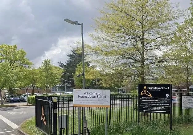 Okul gezisinde büyük şok! İngiltere’den Fransa’ya okul gezisine giden öğrenciler bagajlarında iki göçmen buldu-1