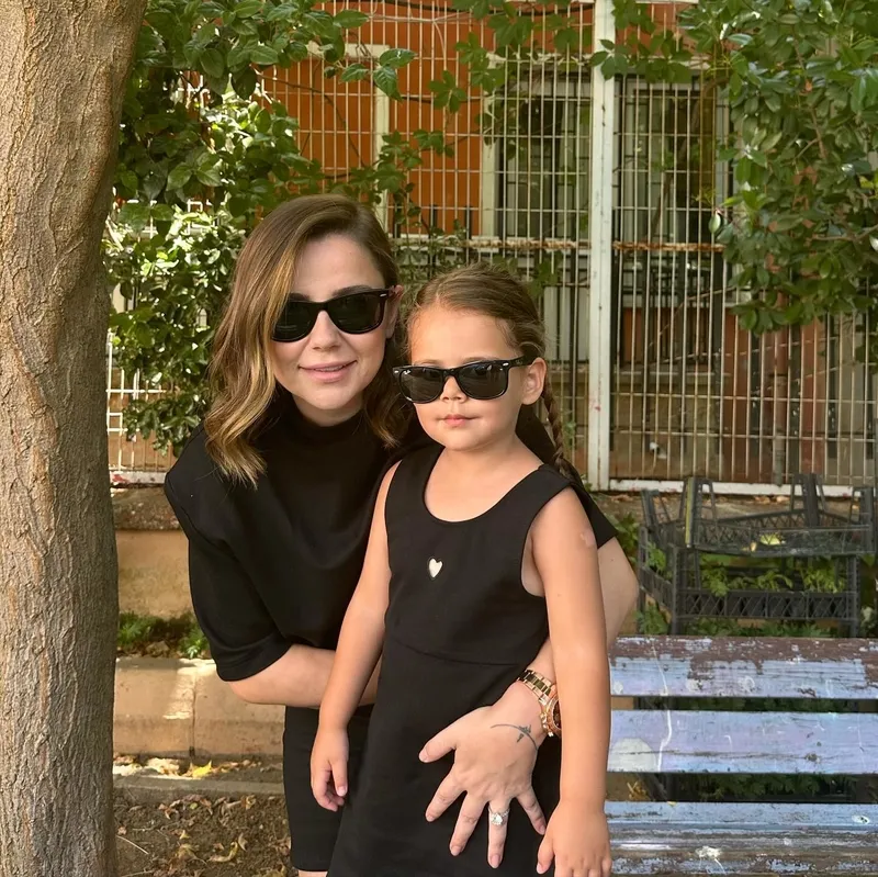 merve-ozbeyin-stil-danismani-kizi-elif-beni-asiste-etmeye-calisiyor-1775895069824.jpg Merve Özbey’in stil danışmanı kızı Elif! “Beni asiste etmeye çalışıyor”-4