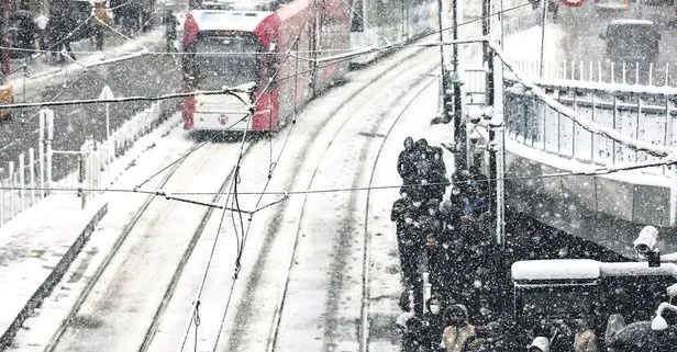 Kar bereketi İstanbullulara yine eziyete oldu! Yetersiz önlemler yüzünden İETT otobüslerini vatandaşlar iterek kurtardı