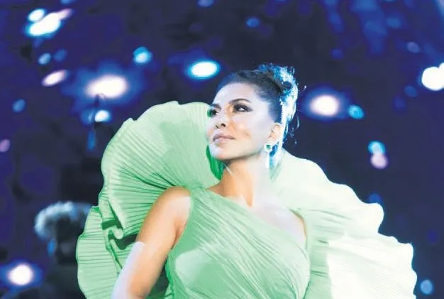 Güzel şarkıcı Ebru Yaşar’dan açık hava şov! 4000 savaroski avize taşlı 35 kiloluk kıyafeti görenler hayrete düştü