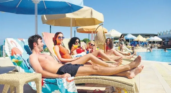 Defne Samyeli'nin 17 yaşındaki kızı Derin, liseyi bitirdi: Kıyafeti olay oldu-6