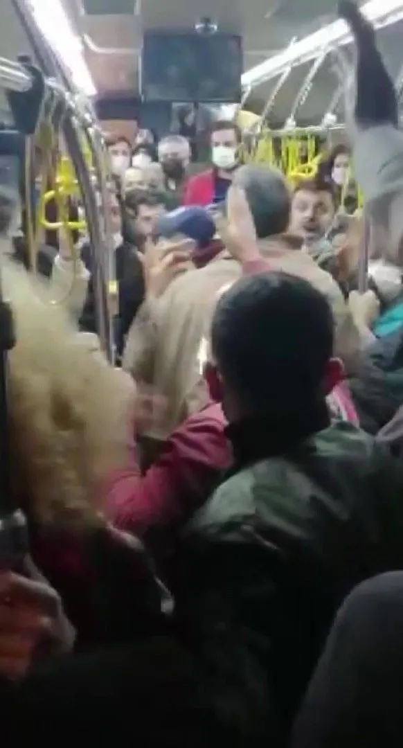 irkci-bir-vatandas-otobuste-oturan-suriyeli-cocuklari-kaldirmak-isteyince-vatandaslar-tarafindan-yumruklandi-1640850937894.jpg