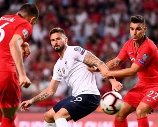 Son dakika: A Milli Futbol Takımında şok! O isimler Fransa maçı kadrosundan çıkartıldı!