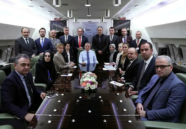 Başkan Erdoğan'dan Azerbaycan dönüşü uçakta önemli açıklamalar: Ben taarruzdayım kitabımda geri adım atmak yok-4