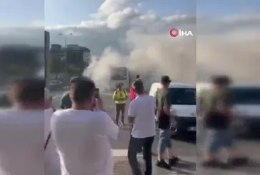 Avcılar'da metrobüs yangını